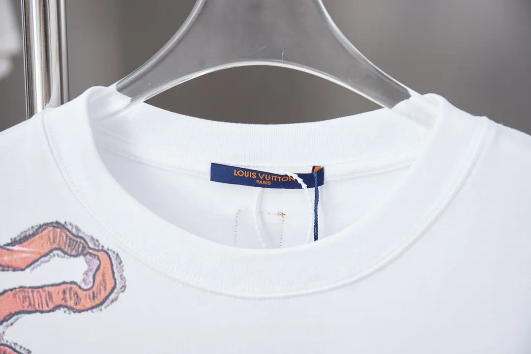 🅿️190 1V 25SS early spring new model Digital LV flag🚩Short sleeves Light luxury Essential item for daily commuting for men and women Correct version Welcome to compare Detailed features · 320g 100% pure cotton double yarn jersey fabric · Custom dyed in the same cylinder, special thickened 32 pieces double-strand 1X1 thread · Digital positioning flag 🚩LV letter printing · Double needle stitching across seams · Original main mark, washed tag, brand moisture-proof paper packaging Color: White Size: S/M/L/XL